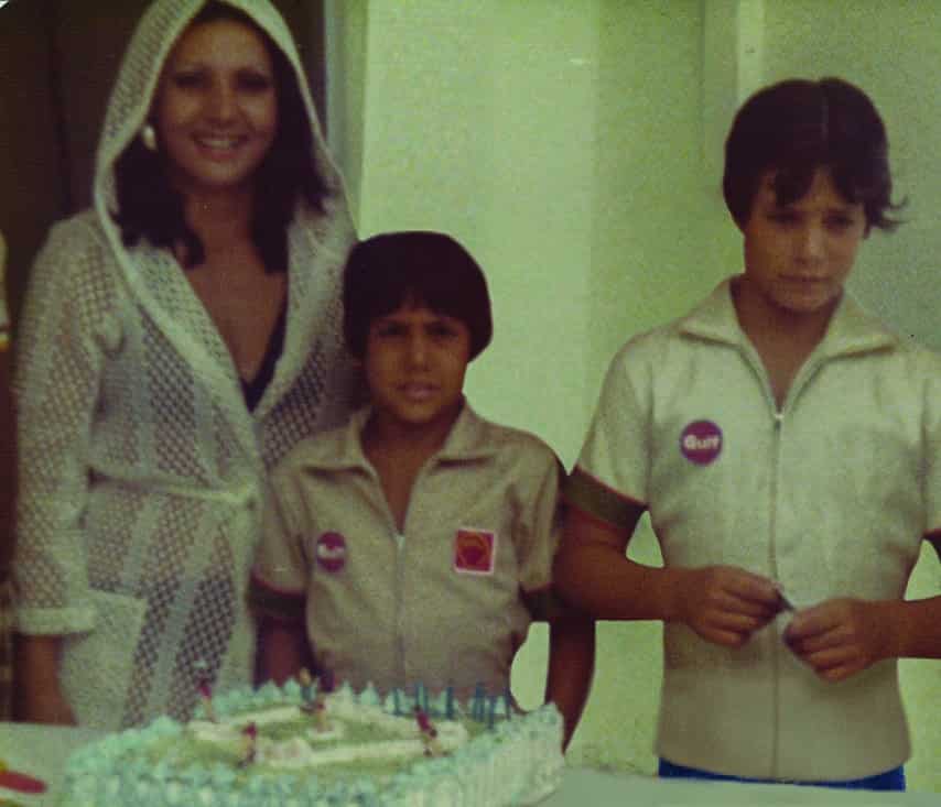 Carlos y Jorge con su madre